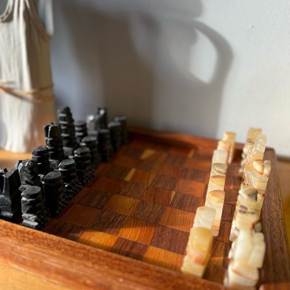 stunning vintage stone chess set and solid wood chess board - Picture 7 of 11